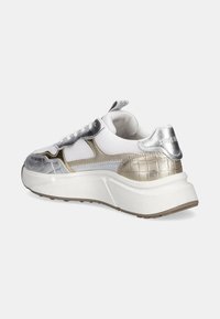 Vita sneakers med metalliska silver- och guldaccenter, texturerat material, chunky vit sula och rund tå. Har en texturerad häl och sidodesign.