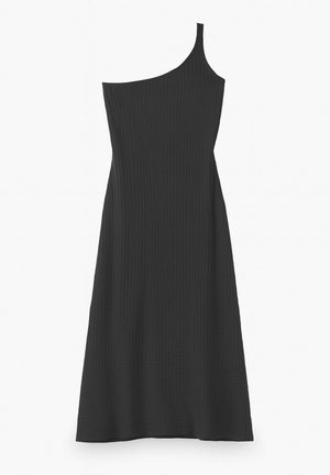Zwarte midi-jurk met één schouder, subtiel gestructureerde stof en een A-lijn silhouet.