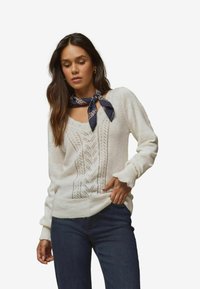 V-NECK - REGULAR FIT - Maglione - ecru white