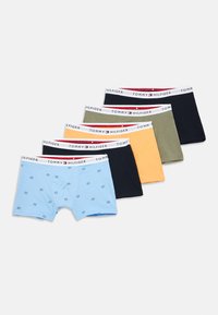 Öt darabos boxer alsónemű szett: világoskék, mintás, sötétkék, olíva zöld, sárga és fekete. Mindegyiken fehér elasztikus derékpánt található.