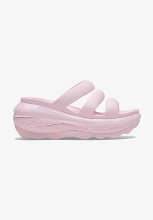 Sandali slip-on rosa con tre fasce larghe e una suola spessa e ondulata. Realizzati in materiale morbido con una finitura liscia e dettagli testurizzati.