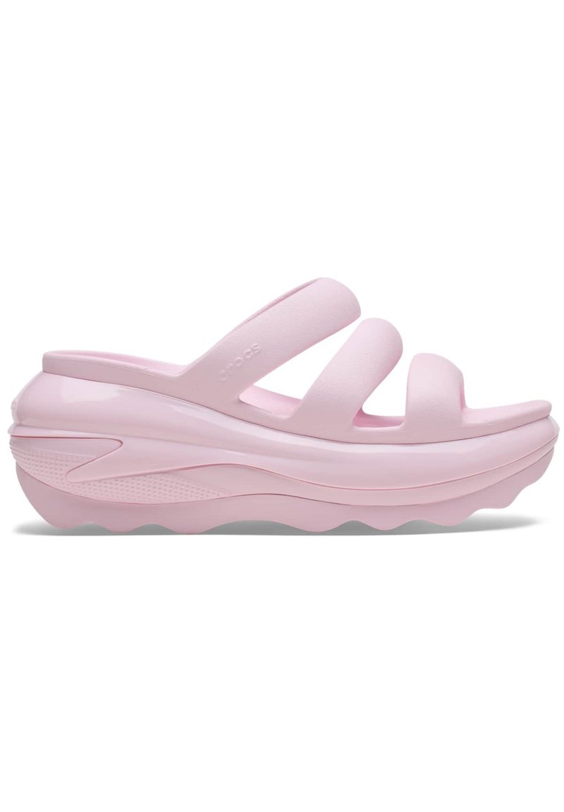 Różowe klapki na stopę z trzema szerokimi paskami i masywną, falistą podeszwą. Wykonane z miękkiego materiału o gładkim wykończeniu i teksturowanych akcentach.