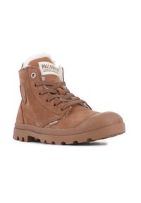 Bottines en cuir marron avec doublure en fausse fourrure, bout rond, design à lacets, semelle en caoutchouc et marquage sur le côté et la languette.