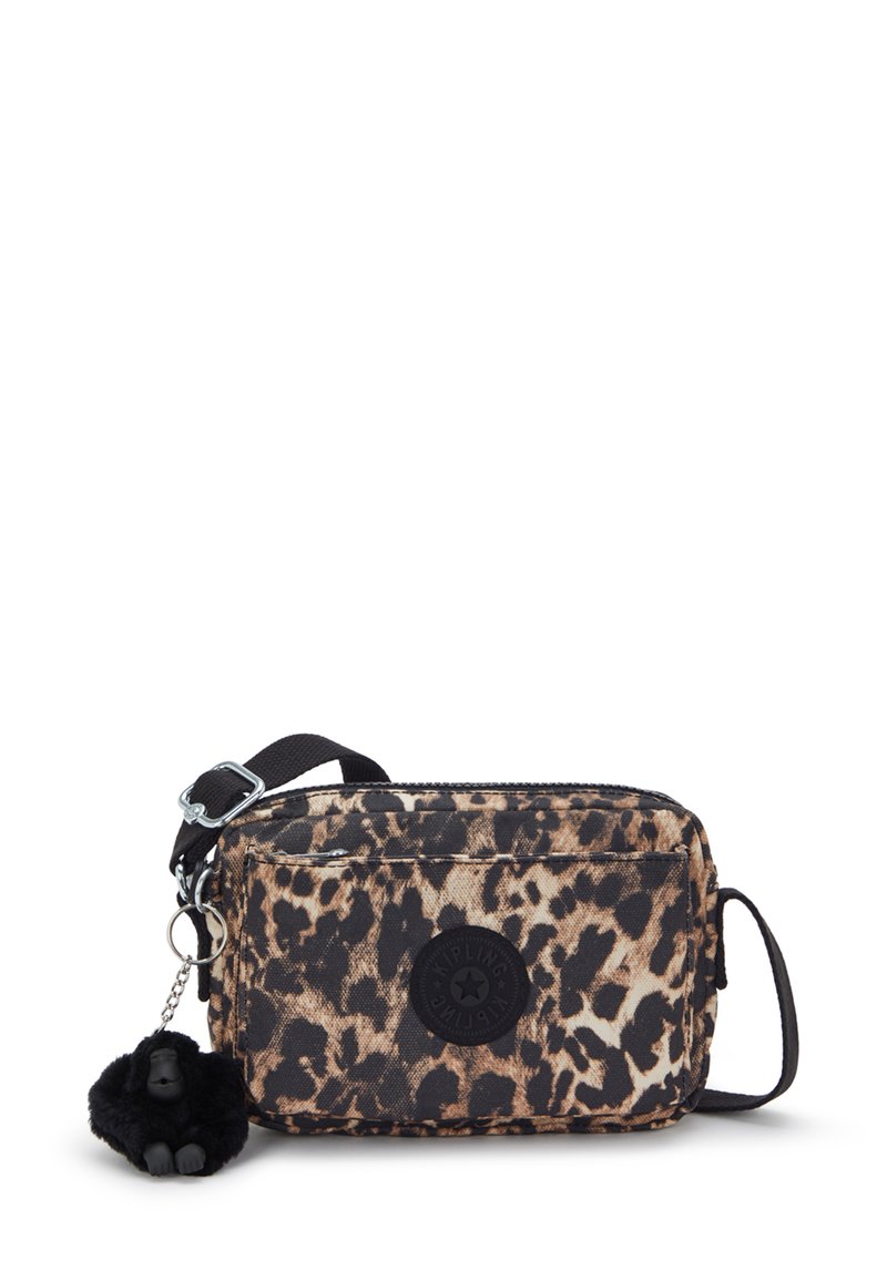 Torebka crossbody w panterkę z czarnym okrągłym logo, z zamkiem błyskawicznym oraz futrzanym breloczkiem z małpką przymocowanym do boku.