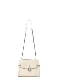 Borsa a mano in pelle beige con chiusura a pattina, in metallo argento e tracolla a catena. Presenta un dettaglio con lucchetto sul davanti. Texture liscia.