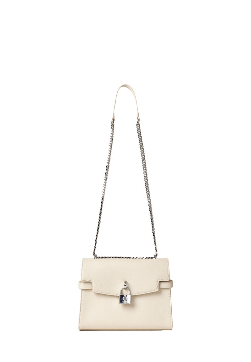Borsa a mano in pelle beige con chiusura a pattina, in metallo argento e tracolla a catena. Presenta un dettaglio con lucchetto sul davanti. Texture liscia.