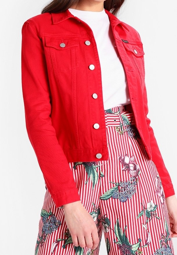 Röd denimjacka med krage och framknäppning, utrustad med två bröstfickor och långa ärmar. Tillsammans med blommiga randiga byxor.