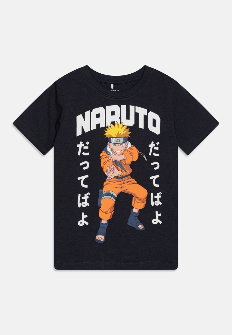 Camiseta negra con un estampado gráfico de un personaje de dibujos animados en un traje naranja, con un texto en blanco en negrita encima y debajo en japonés.