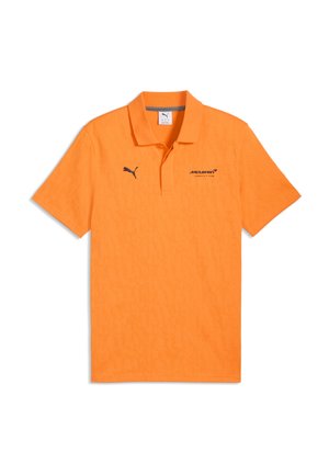 Orangefarbenes Puma-Poloshirt mit McLaren Formel 1 Team-Logo auf der rechten Brust und Puma-Logo auf der linken Brust.