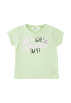 Maglietta verde chiaro a maniche corte per bambino con la scritta "Passiamo una splendida giornata!" e una piccola illustrazione di farfalla sul davanti.