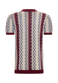 Camisa polo de manga corta en una tela texturizada color crema, con patrones verticales en rojo, azul y marino. Cuello y puños de canalé.