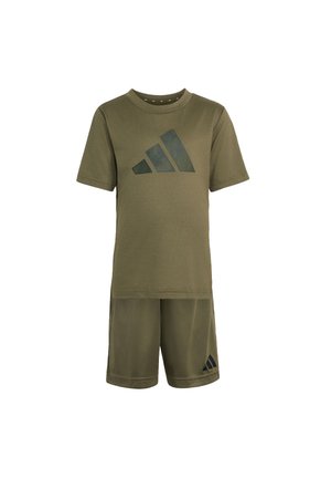 Zestaw: oliwkowozielona koszulka z krótkim rękawem i szorty z czarnym logo Adidas na piersi i lewej nodze.