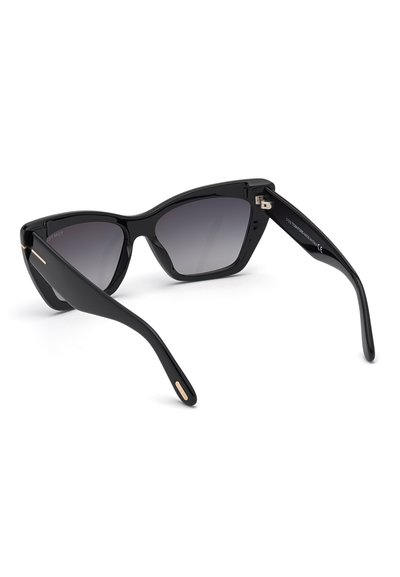 Gafas de sol negras en forma de ojo de gato con lentes degradados, montura de plástico brillante, patas esbeltas y un acento dorado cerca de la bisagra.