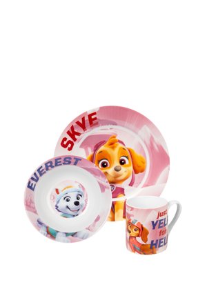 Kindergeschirr-Set mit zwei rosa Tellern mit den Paw Patrol Charakteren Skye und Everest und einem passenden Becher mit Text "just YELL for HELP."