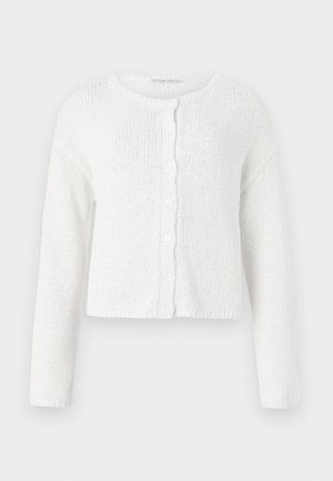 Hvid strikket cardigan med lange ærmer, rund udskæring og knaplukning foran, vist på lys grå baggrund.