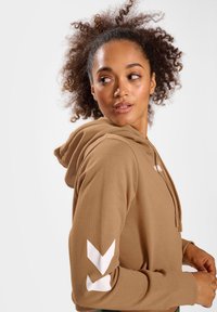 Hummel HMLLEGACY CROPPED  - Sweat à capuche - tigers eye
