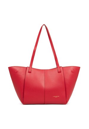 Sac fourre-tout en cuir rouge avec de longues bretelles d'épaule, de forme trapézoïdale, et un petit logo doré « Lancaster Paris » en bas à droite sur le devant.