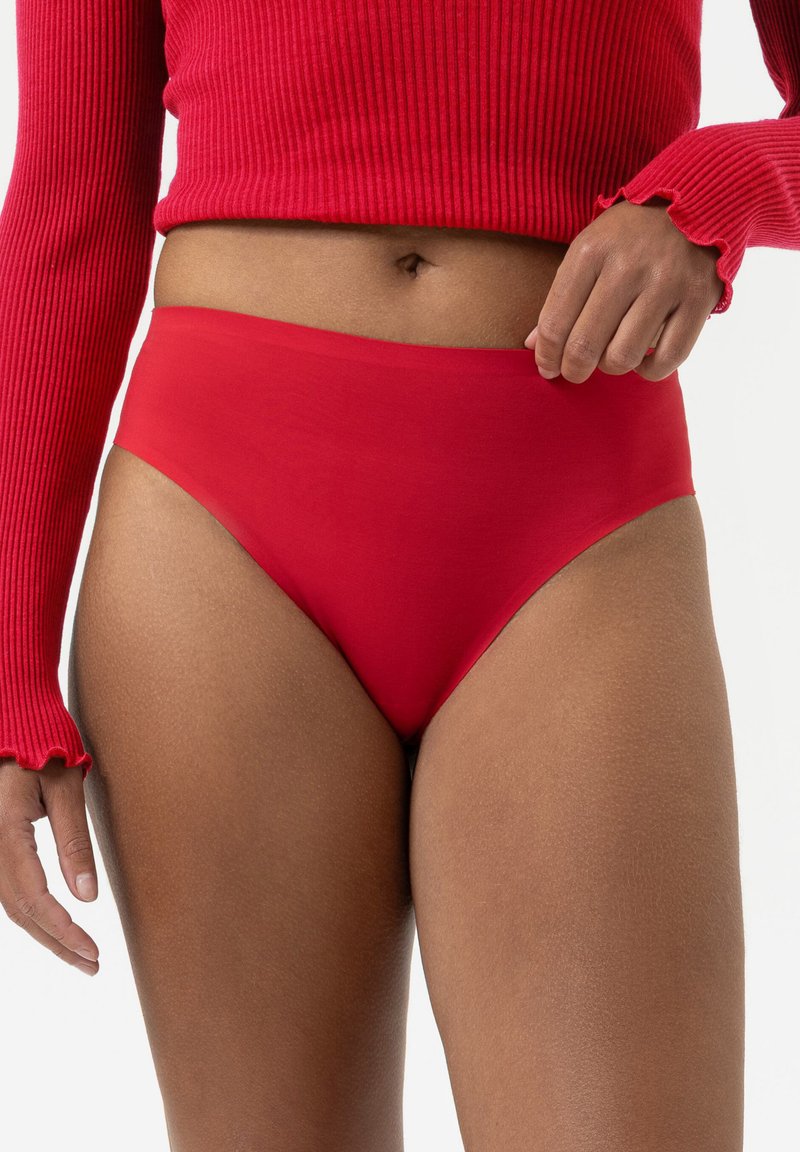 Rote hochgeschnittene Unterwäsche aus glattem Stoff mit nahtlosem Design, verfügt über einen bequemen Bund und keine sichtbaren Nähte.