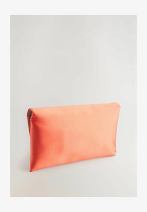 Koralna torbica za ključe narejena iz gladkega blaga, s pravokotno obliko in zadrgo, brez vidnih kovinskih delov ali vzorcev.