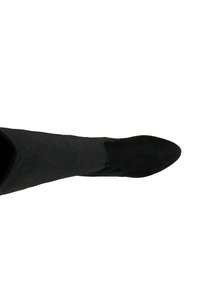 Schwarze Wildleder-Stiefel über das Knie mit spitz zulaufender Spitze und glatter Textur, entworfen mit einem enganliegenden Schaft für eine schlanke Silhouette.