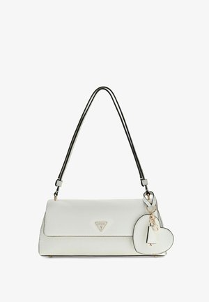 Sac à bandoulière en cuir blanc avec un charm en forme de cœur et une sangle ajustable, comportant un petit logo Guess triangulaire sur le rabat avant.