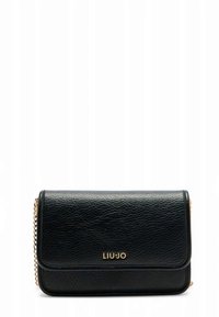 Schwarze Leder-Umhängetasche mit strukturierter Oberfläche, goldfarbenen Beschlägen und Logo. Verfügt über eine Klappe als Verschluss und einen Kettenriemen.