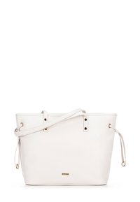 Witte tote tas van synthetisch materiaal met twee schouderbanden, gouden hardware accenten en een logo aan de voorkant. Eenvoudig ontwerp en gemiddelde capaciteit.