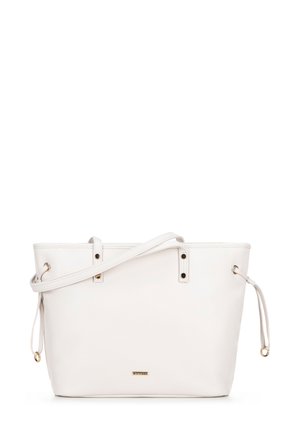 Bolsa de mano blanca hecha de material sintético con dos asas, detalles metálicos dorados y un logo en la parte frontal. Diseño simple y capacidad media.