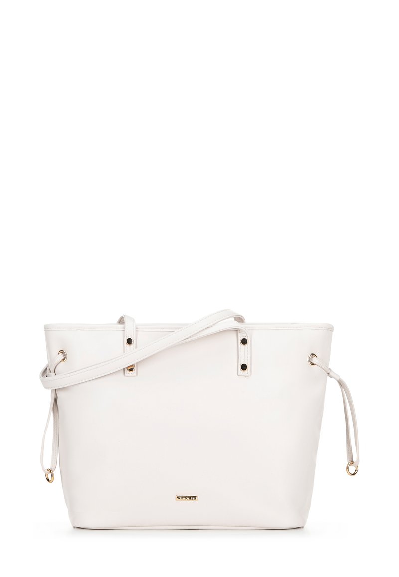 Witte tote tas van synthetisch materiaal met twee schouderbanden, gouden hardware accenten en een logo aan de voorkant. Eenvoudig ontwerp en gemiddelde capaciteit.