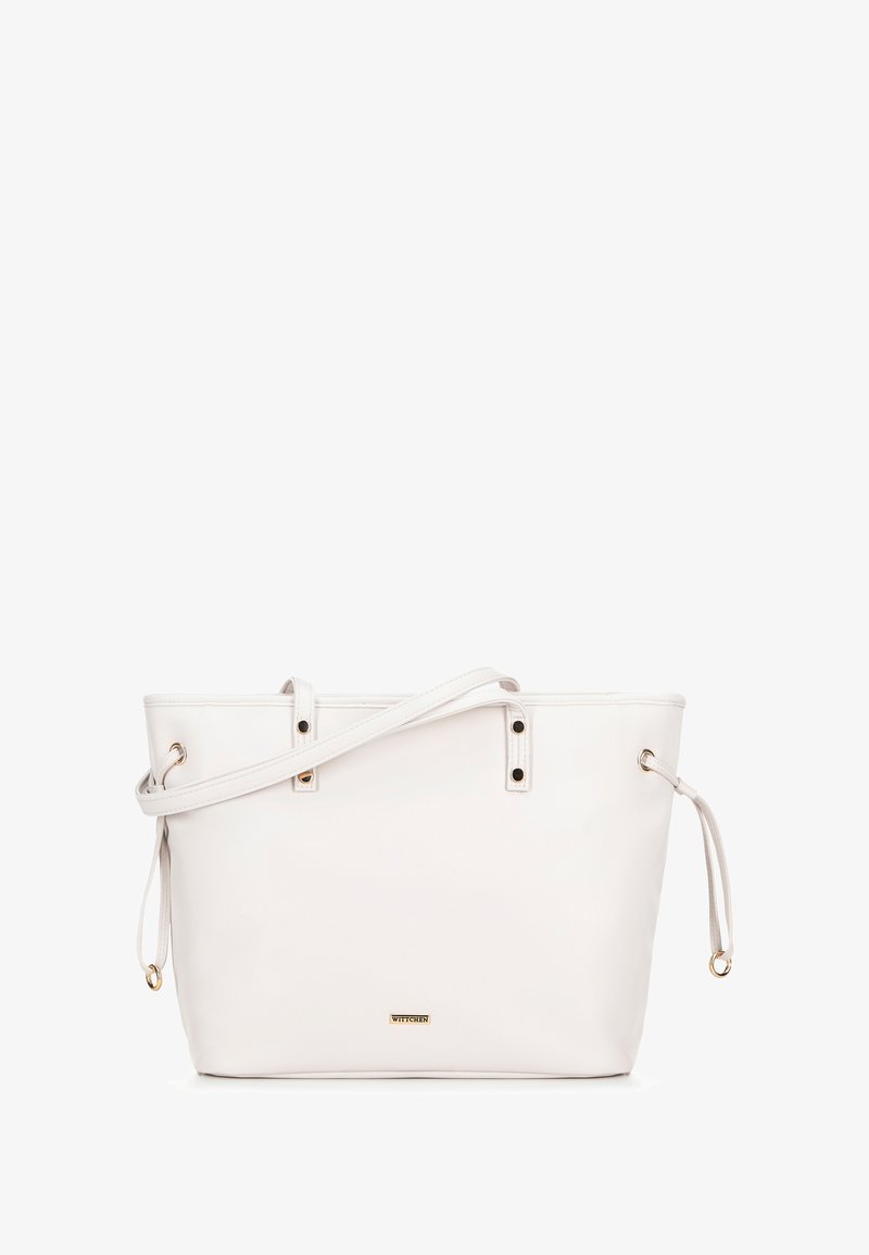 Bolsa de mano blanca hecha de material sintético con dos asas, detalles metálicos dorados y un logo en la parte frontal. Diseño simple y capacidad media.