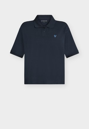 Tricou polo albastru închis cu mâneci scurte, guler și trei nasturi. Are un mic logo în formă de inimă de culoare albastru deschis pe piept.