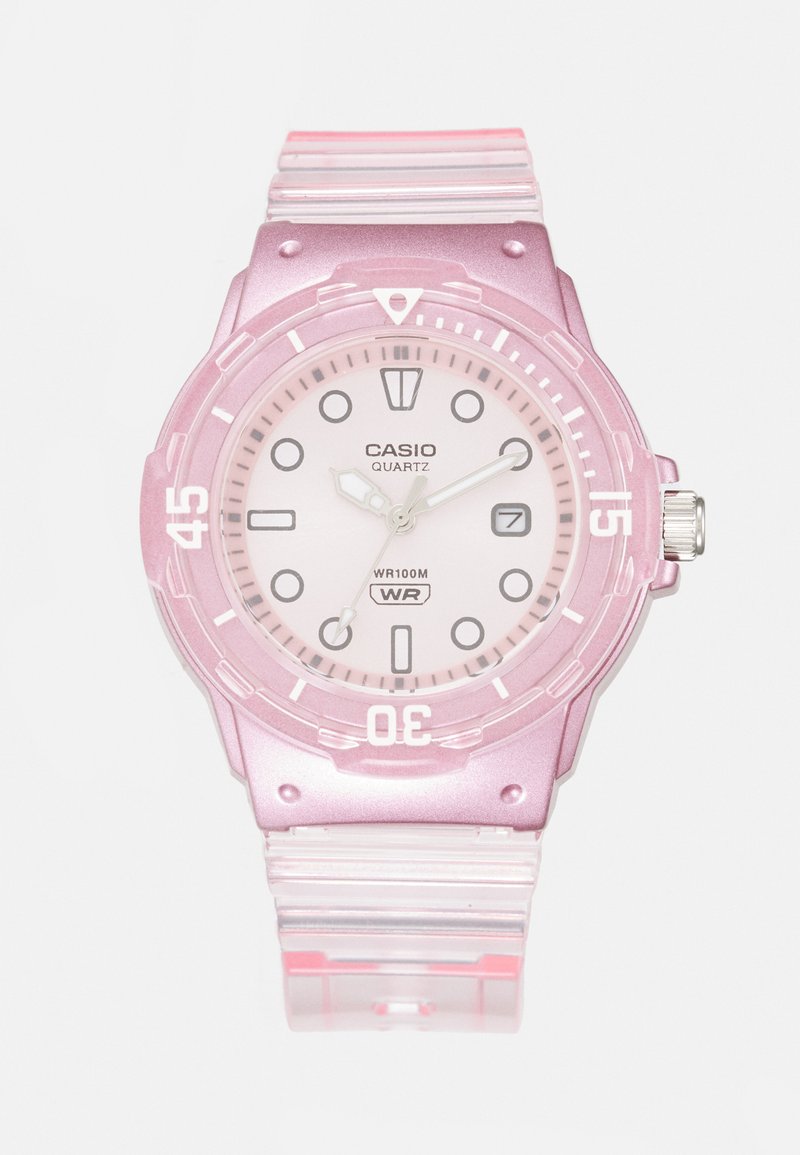 Orologio al quarzo Casio con cinturino in silicone trasparente rosa e quadrante rosa chiaro, dotato di indicatori delle ore neri, una finestra per la data e una corona argentata.