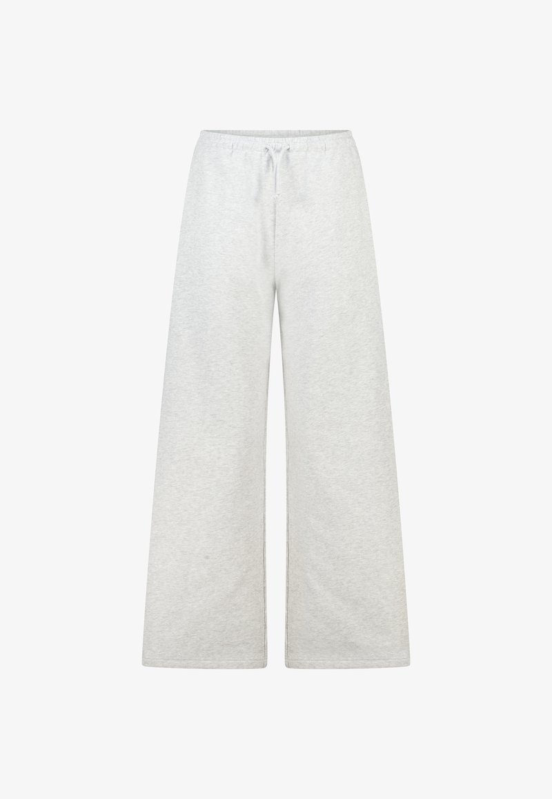 Pantalones deportivos de pierna ancha color gris claro, hechos de tela suave, con una cintura elástica con cordón y sin patrones ni accesorios visibles.