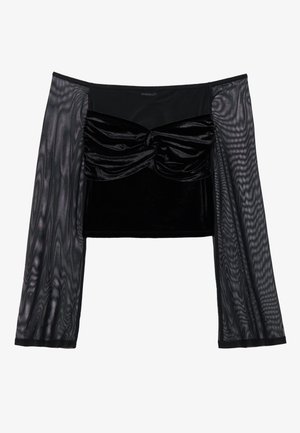 Crni kratki top s baršunastim tijelom s nabranom teksturom, upotpunjen prozirnim mrežastim dugim rukavima. Glatki i blago rastezljivi materijal.