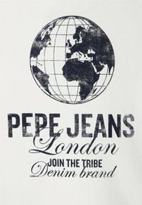 T-shirt bianca in cotone con una grafica di un globo nero e il testo: "PEPE JEANS Londra," "UNISCITI ALLA TRIBÙ," e "Marca di denim" in diversi caratteri.