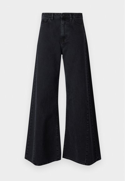 Jeans de ganga pretos de perna larga com cintura alta, apresentando bolsos frontais, fecho por botão e uma textura suave. Detalhes de costura simples visíveis.