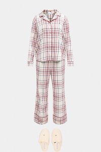 Bomulds pyjamas med tern i creme, rød og marineblå, med en skjortebluse med knapper og bukser med vide ben. Inkluderer bløde cremefarvede hjemmesko med et logo.
