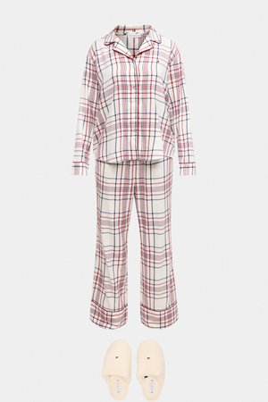 Pigiama a quadri in cotone nei colori crema, rosso e blu scuro, composto da una camicia con bottoni e pantaloni a gamba larga. Include morbide pantofole crema con logo.