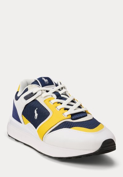 Λευκό, σκούρο μπλε και κίτρινο αθλητικό παπούτσι με διχτυωτές επιφάνειες, κορδόνια μπροστά, μαλακή σόλα και λογότυπο Polo Ralph Lauren στο πλάι και στη γλώσσα.