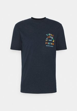 Camiseta azul marino de manga corta con cuello redondo, texto multicolor "Hoy Mañana y Siempre" y logo "Scotch & Soda" en el pecho izquierdo.