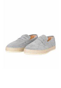 Scarpe espadrilles in suede grigio con punta arrotondata, cuciture decorative e suola in juta intrecciata. L'interno presenta un rivestimento contrastante color cammello.