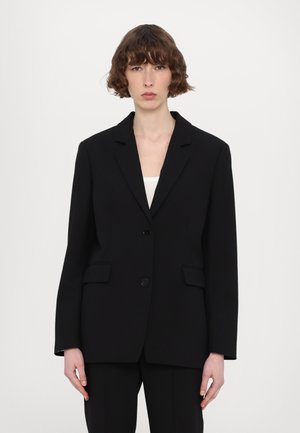 Črn strukturiran blazer z ovratnikom, dvema sprednjima žepoma in enojnim gumbnim zapiranjem. Gladek material, prilega se telo in dolgi rokavi.