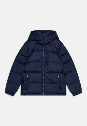 Chaqueta acolchada azul marino con capucha, que cuenta con un cierre frontal, dos bolsillos laterales con cremallera y un pequeño logo rojo en el pecho.