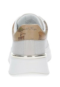 Sneaker bianche con una sezione scintillante argentata e un tallone con stampa mappa beige che presenta un accento metallico sulla suola.