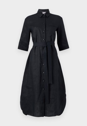 Juoda lininė suknelė su trumpomis rankovėmis, mygtukų užsegimo dizainas, priekinė kišenė ir atitinkamo audinio diržas. Centriniame siūle yra skeltukas.