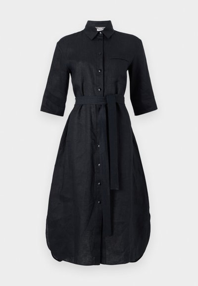 Vestido de camisa de linho preto com mangas curtas, design com botão, bolso frontal e cinto de tecido combinado. Fenda central na barra.