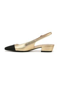 Metalen gouden slingback schoen met een spitse neus en zwarte kap. Heeft een lage blokhak en een soepele leren textuur. Eenvoudig ontwerp.