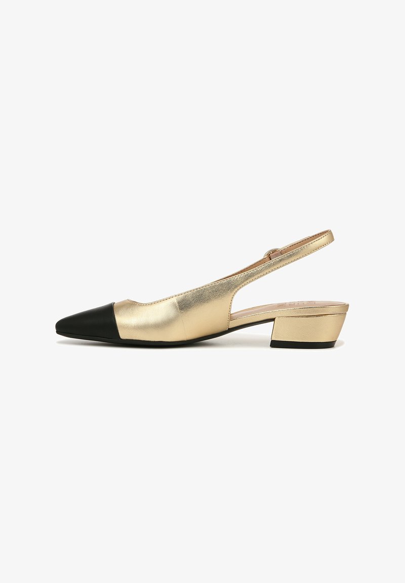 Metalen gouden slingback schoen met een spitse neus en zwarte kap. Heeft een lage blokhak en een soepele leren textuur. Eenvoudig ontwerp.