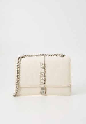 Sac bandoulière en cuir beige avec une chaîne argentée, présentant un logo central embossé et une fermeture à rabat. Texture lisse, design minimaliste.