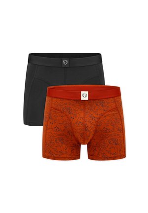 Twee paar herenshorts boxers, één effen zwart en één oranje met een donker lijnkaartpatroon, beide met contrasterende taillebanden en kleine voorlogo’s.